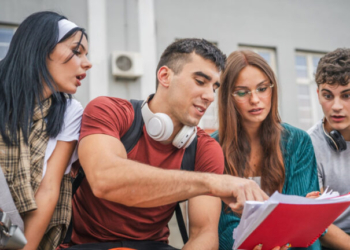Έρευνα: Τι σκέφτεται η Generation Z για την εργασία, την εκπαίδευση και το μέλλον