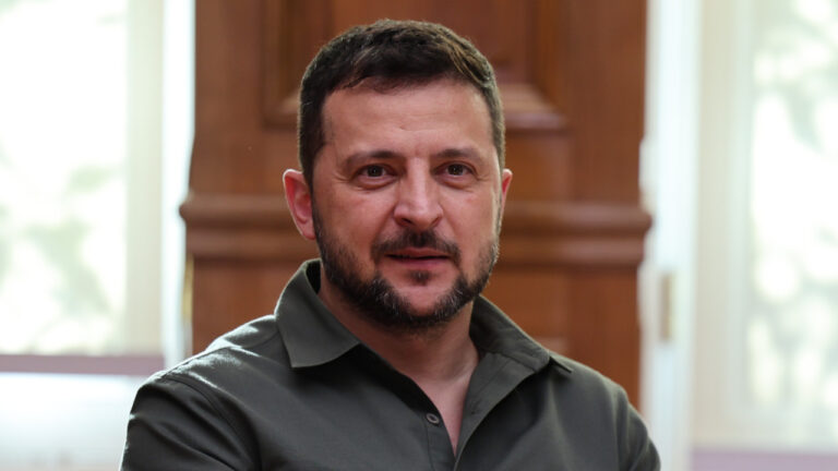 Έτοιμος να «συνεργαστεί ειλικρινά» με τις ΗΠΑ για τον τερματισμό του πολέμου δηλώνει ο Ζελένσκι