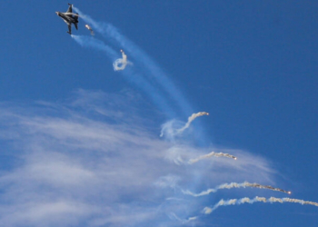 F-35, Rafale και F-16 «έσκισαν» τον ουρανό και μάγεψαν μικρούς και μεγάλους στον Φλοίσβο
