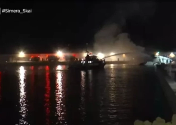 Φωτιά σε 4 σκάφη στη Μαρίνα Ζέας (Εικόνες)