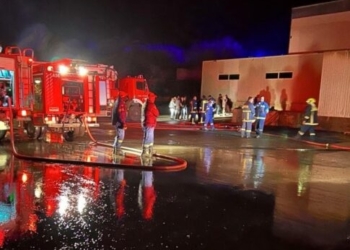 Φωτιά σε αποθήκη στην Επισκοπή Ηρακλείου: Φωτογραφίες από την επιχείρηση κατάσβεσης