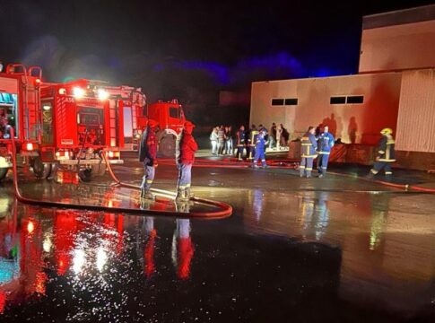 Φωτιά σε αποθήκη στην Επισκοπή Ηρακλείου: Φωτογραφίες από την επιχείρηση κατάσβεσης