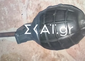 Φωτιά σε όχημα σωφρονιστικού: Πού στρέφονται οι έρευνες - Φωτογραφία της χειροβομβίδας που δεν έσκασε