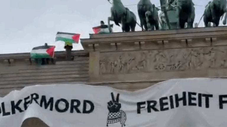 Γερμανία: Ακτιβιστές κρέμασαν πανό υπέρ της Παλαιστίνης στην Πύλη του Βρανδεμβούργου μέρα - μεσημέρι - Δείτε βίντεο