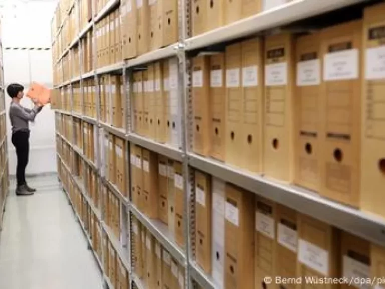 Άτομο σε αρχείο φακέλων