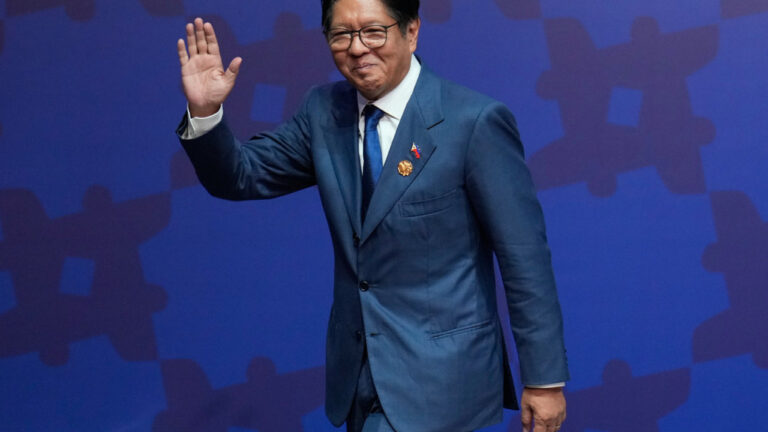 Η αδελφή του προέδρου των Φιλιππίνων τον κατηγορεί για χρήση ναρκωτικών