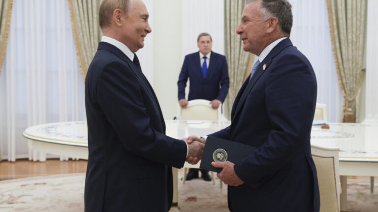 Η διαρροή της συνομιλίας μεταξύ Γουίτκοφ και Ουσάκοφ προκαλεί ερωτήματα: Ποιος το έκανε και γιατί;