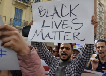 Η Διεθνής Αμνηστία καταγγέλλει «γενικευμένες» παραβιάσεις των δικαιωμάτων των μεταναστών στην Τυνησία κι επικρίνει την ΕΕ