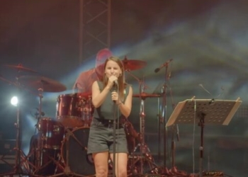 Η Ηρακλειώτισσα δασκάλα, ποδοσφαιρίστρια και… τραγουδίστρια! (βίντεο)