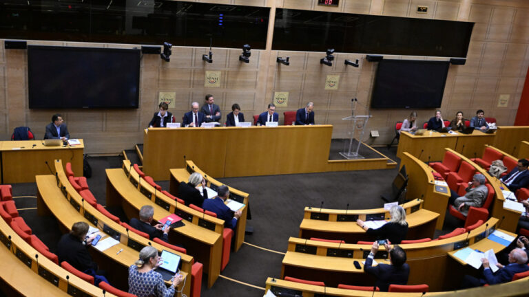 Η κάτω Βουλή στη Γαλλία απορρίπτει σχεδόν ομόφωνα το σχέδιο προϋπολογισμού του 2026