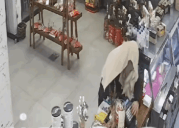 Ηλεία: Ληστής εισέβαλε σε καφέ με κατσαβίδι και... πετσέτα στο κεφάλι - Δείτε βίντεο