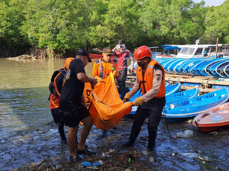 Διασώστες σε πλημμύρα Μπαλί