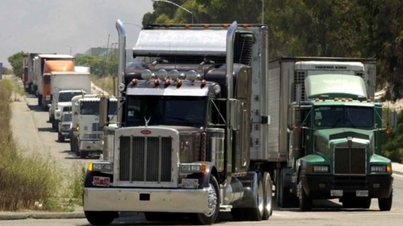 ΗΠΑ: Σε ισχύ οι πρόσθετοι δασμοί σε εισαγόμενα φορτηγά και λεωφορεία