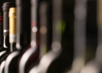 Ηράκλειο: Ανήλικοι μπήκαν σε κατάστημα και έκλεψαν αλκοολούχα ποτά