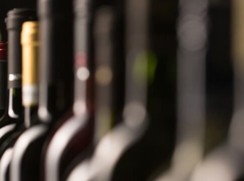 Ηράκλειο: Ανήλικοι μπήκαν σε κατάστημα και έκλεψαν αλκοολούχα ποτά