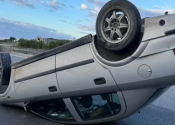 Ηράκλειο: Σφοδρή σύγκρουση αυτοκινήτων – «Τούμπαρε» το ένα όχημα