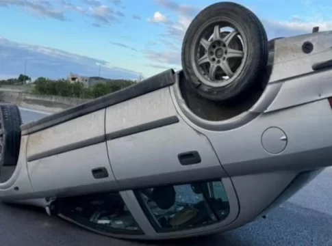 Ηράκλειο: Σφοδρή σύγκρουση αυτοκινήτων – «Τούμπαρε» το ένα όχημα