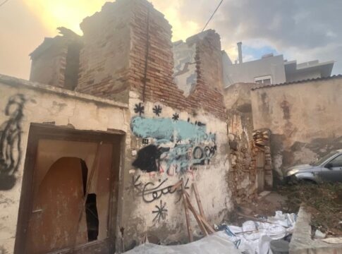 Ηράκλειο: Σκουπίδια, ετοιμόρροπα και εγκατάλειψη στην Αγία Τριάδα – Αυτοψία της Τηλεόρασης CRETA στην ιστορική περιοχή