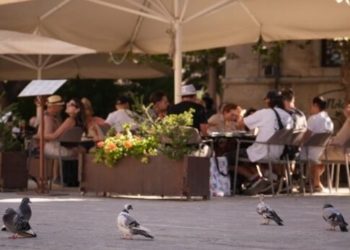 Ηράκλειο: Τι θα πληρώσουν τα μαγαζιά της εστίασης για τα τραπεζοκαθίσματα