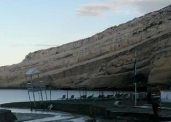 Ισχυρή βροχόπτωση στα Μάταλα: Ο χείμαρρος «έκοψε» στα δύο την παραλία (εικόνες)