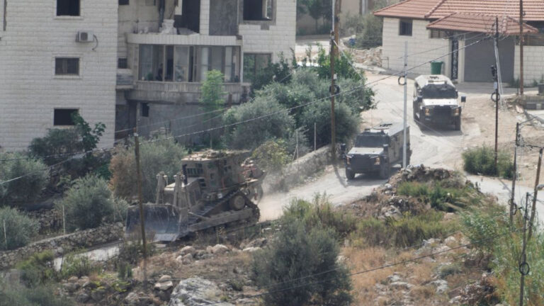 Ισραηλινοί στρατιώτες σκότωσαν δύο Παλαιστίνιους που βγήκαν από κτίριο με τα χέρια ψηλά