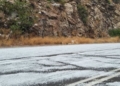 Κακοκαιρία: «Άσπρισε» ο δρόμος στο Φόδελε από το χαλάζι – Δείτε φωτογραφίες