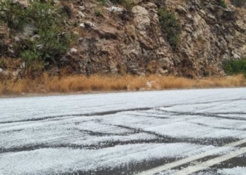 Κακοκαιρία: «Άσπρισε» ο δρόμος στο Φόδελε από το χαλάζι – Δείτε φωτογραφίες