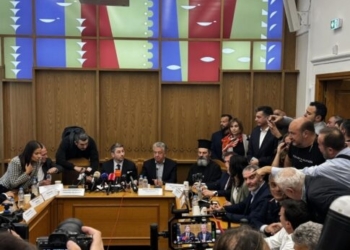 Κατάμεστη η αίθουσα του Περιφερειακού Συμβουλίου για τη σύσκεψη που συγκάλεσε ο Ν. Ανδρουλάκης