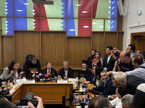 Κατάμεστη η αίθουσα του Περιφερειακού Συμβουλίου για τη σύσκεψη που συγκάλεσε ο Ν. Ανδρουλάκης