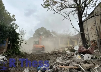 Κατεδαφίζονται απαλλοτριωμένα και ετοιμόρροπα κτίρια στην Άνω Πόλη Θεσσαλονίκης