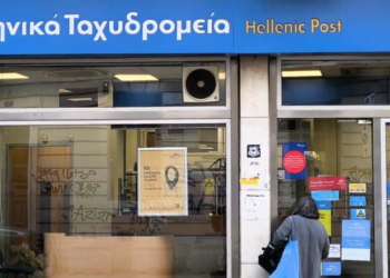 «Κομφούζιο» στα ΕΛΤΑ: Πολίτες έξω από κλειστά καταστήματα - «Δεν το γνωρίζαμε»