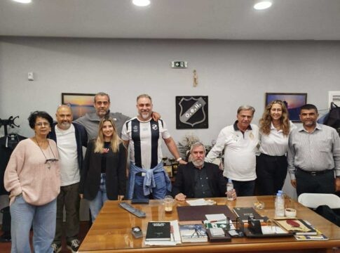 Κοντά στον πρόεδρο και την ομάδα βόλεϊ τα μέλη του Διοικητικού Συμβουλίου του Ερασιτέχνη ΟΦΗ