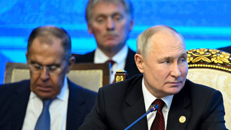 Κρεμλίνο: Πρόωρο να μιλήσουμε για ειρηνευτική συμφωνία άμεσα – Αιχμές για τις διαρροές του Bloomberg