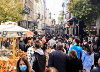 Κυριακή με ανοιχτά μαγαζιά: «Βουλιάζει» η Ερμού από κόσμο (Βίντεο)