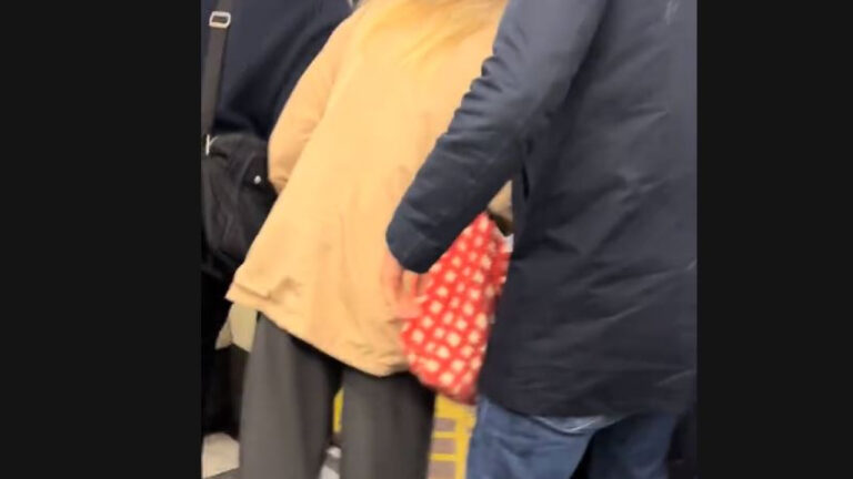 Λονδίνο: Άνδρας με μαχαίρι σκόρπισε τον πανικό σε σταθμό του μετρό