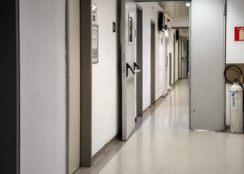 Μάχη για τη ζωή του συνεχίζει να δίνει ο 22χρονος που κατάπιε αμάσητο μπέργκερ