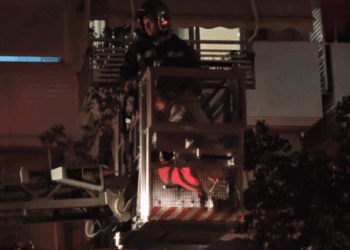 Μάχη με τις φλόγες τα ξημερώματα στο Περιστέρι: Καρέ-καρέ ο απεγκλωβισμός ηλικιωμένων (Βίντεο)
