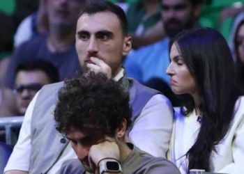 Μιλουτίνοφ, Φαλ, Κώστας Αντετοκούνμπο, Τσιτσιπάς και Καραλής στην πρεμιέρα του Τζόκοβιτς στην Αθήνα