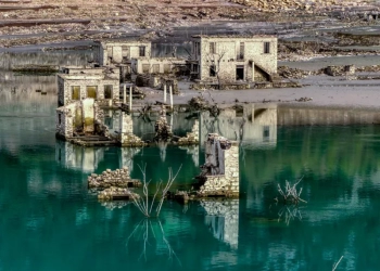 Μόρνος: Η χαμηλότερη στάθμη της τελευταίας 15ετίας - Στο φως το χωριό «φάντασμα» (φωτογραφίες)