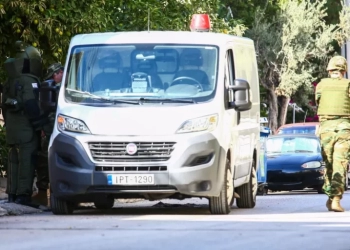 Νίκαια: Είχε τραβηχτεί η περόνη της χειροβομβίδας, δεν έσκασε λόγω αστοχίας - Διαλυμένο το αυτοκίνητο του σωφρονιστικού