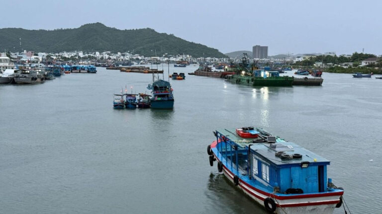 Ο φονικός τυφώνας Καλμάγκι πλήττει το Βιετνάμ