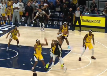 Ο Γιάννης Αντετοκούνμπο με buzzer beater έδωσε νίκη στους Μπακς επί των Πέισερς