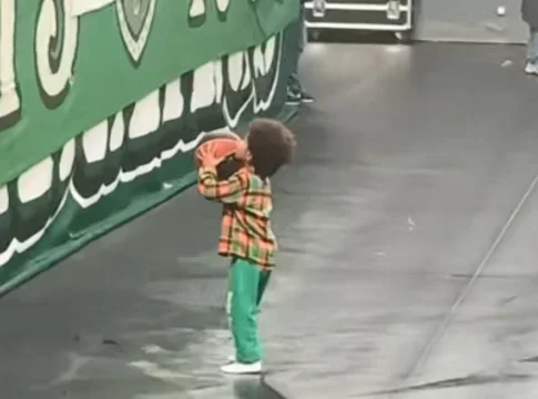 Ο γιος του Λεσόρ ξεσήκωσε τις εξέδρες, πήρε την μπάλα και… σούταρε σε οπαδούς – Δείτε βίντεο