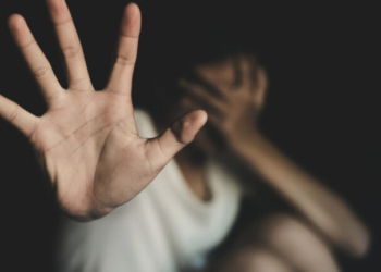 Ο πατέρας και ο αδερφός της 14χρονης αρνούνται ότι απέβαλε μετά από ξυλοδαρμό της μητέρας