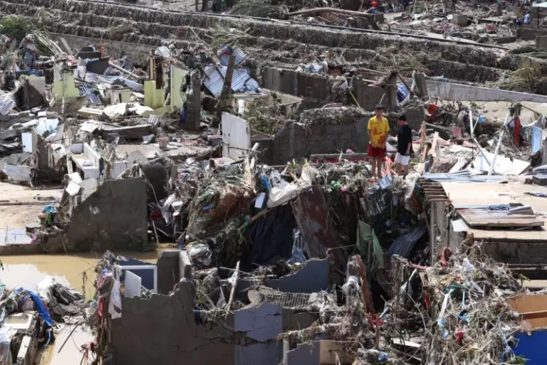 Ο τυφώνας Καλμάγκι σάρωσε τις Φιλιππίνες