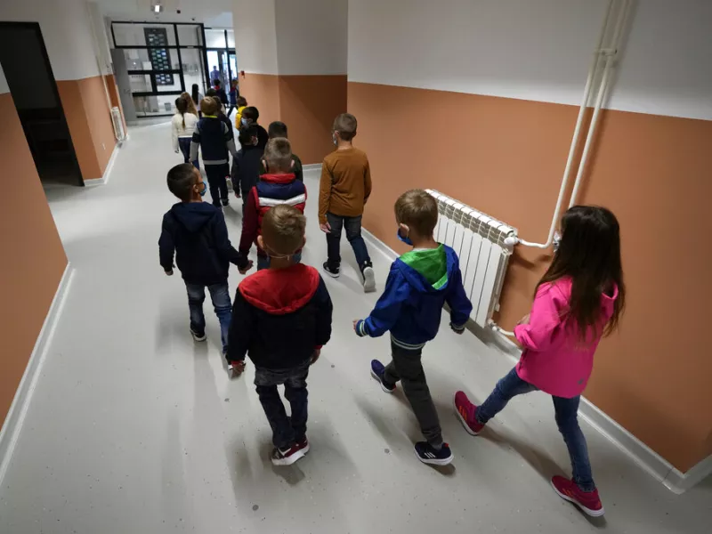 Παιδιά σε σχολικό διάδρομο