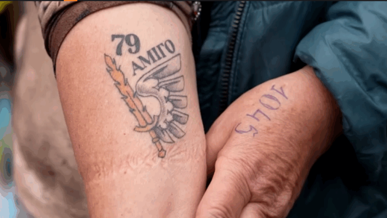 Οι Ουκρανοί στρέφονται στα... τατουάζ για να απαλύνουν τη θλίψη του πολέμου