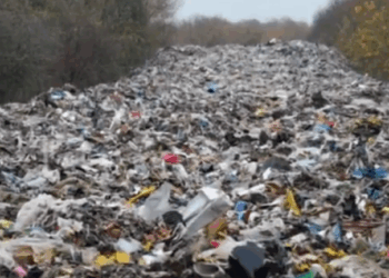 Οικολογική βόμβα στο Οξφορντσάιρ: «Βουνό» από απόβλητα απειλεί τη δημόσια υγεία (Βίντεο)