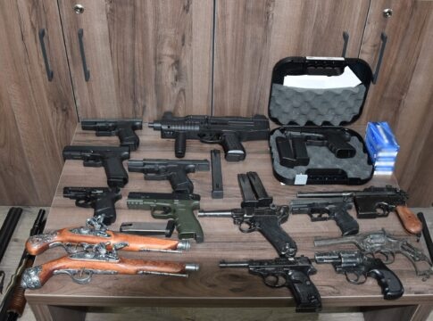 Όπλα στο Ρέθυμνο: Ενώπιον της δικαιοσύνης οι πέντε συλληφθέντες – Σε εκκλησιαστικό χώρο είχε κρύψει το πιστόλι ο ιερομόναχος