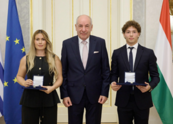Ουγγαρία: Ο πρόεδρος βράβευσε τον 21χρονο Αναστάσιο Γκαρίπη - Είχε διασώσει πατέρα και κόρη στη θάλασσα